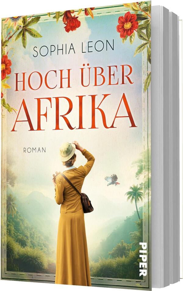 Das Buchcover zeigt eine rückwärtige Ansicht einer Frau in gelbem Kleid und Hut mit Umhängetasche, die in ein nebliges, grünes Tal mit Palmen blickt; ein kleiner Vogel fliegt vor der Szenerie. Oben rahmen rote Blumen und Blätter das Bild. Der Autorenname „Sophia Leon“ steht oben in schmaler Großschrift, der Titel HOCH ÜBER AFRIKA in großer roter Serifenschrift; Stimmung: nostalgisch und abenteuerlich.