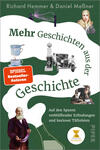 Das Buchcover zeigt oben die Autorennamen „Richard Hemmer & Daniel Meßner“ vor einem dunkelgrünen, dezent gemusterten Hintergrund. Ein geschwungener weißer Band durchzieht die Mitte; darauf gebogene, großformatige, grüne Serif-Titelworte „Mehr Geschichten aus der Geschichte“. Collagierte historische Illustrationen (alte Dampf-/Elektrogeräte, Automobil, Porträts, Tüftlerszene) vermitteln neugierige, leicht verspielte Forschungsstimmung. Ein oranger Aufkleber/Button mit dem Text „SPIEGEL Bestseller-Autoren“ ist links platziert.