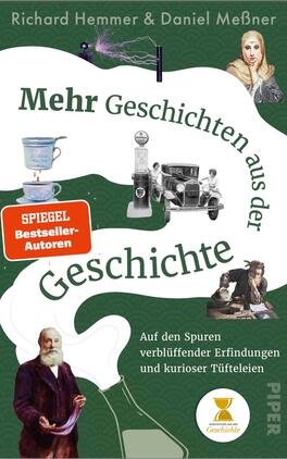 Mehr Geschichten aus der Geschichte Das Buchcover zeigt oben die Autorennamen „Richard Hemmer & Daniel Meßner“ vor einem dunkelgrünen, dezent gemusterten Hintergrund. Ein geschwungener weißer Band durchzieht die Mitte; darauf gebogene, großformatige, grüne Serif-Titelworte „Mehr Geschichten aus der Geschichte“. Collagierte historische Illustrationen (alte Dampf-/Elektrogeräte, Automobil, Porträts, Tüftlerszene) vermitteln neugierige, leicht verspielte Forschungsstimmung. Ein oranger Aufkleber/Button mit dem Text „SPIEGEL Bestseller-Autoren“ ist links platziert.