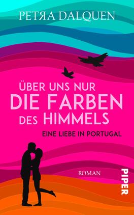 Das Buchcover zeigt sanfte Wellen in verschiedenen Farbverläufen von Blau über Lila bis Pink. In der unteren Mitte sind silhouettenhafte Figuren eines Paares dargestellt, die sich umarmen, während im Hintergrund Vögel fliegen. Der Titel „Über uns nur die Farben des Himmels“ ist in großen, weißen Buchstaben hervorgehoben. Untertitel und Autorenname sind in deutlich kleinerem Schriftbild platziert. Die Atmosphäre wirkt romantisch und träumerisch, was das Thema der Liebesgeschichte unterstreicht.
