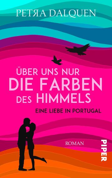 Das Buchcover zeigt sanfte Wellen in verschiedenen Farbverläufen von Blau über Lila bis Pink. In der unteren Mitte sind silhouettenhafte Figuren eines Paares dargestellt, die sich umarmen, während im Hintergrund Vögel fliegen. Der Titel „Über uns nur die Farben des Himmels“ ist in großen, weißen Buchstaben hervorgehoben. Untertitel und Autorenname sind in deutlich kleinerem Schriftbild platziert. Die Atmosphäre wirkt romantisch und träumerisch, was das Thema der Liebesgeschichte unterstreicht.