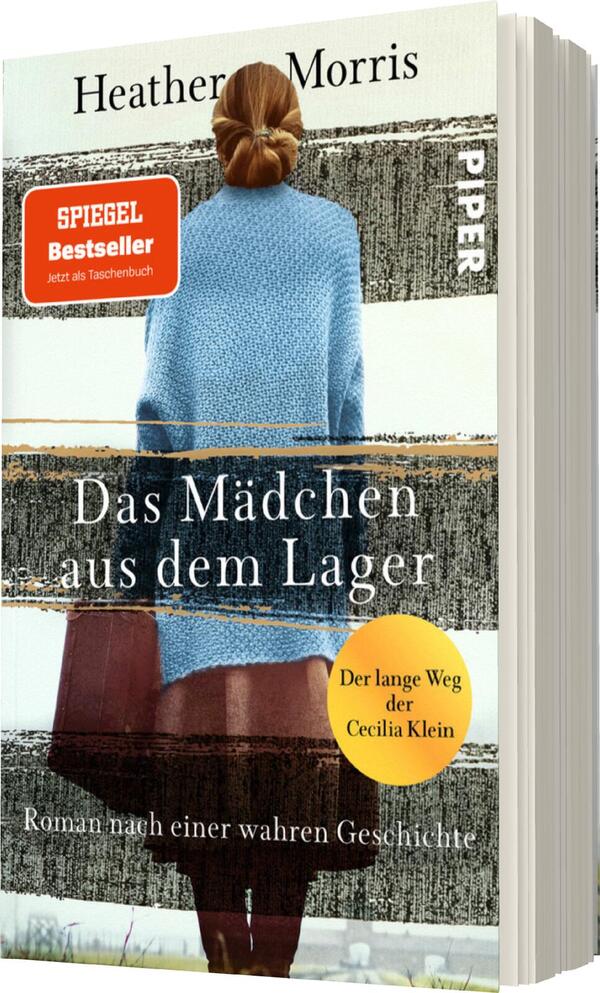 Das Buchcover zeigt eine Frau von hinten, die einen grauen Pullover und einen hellblauen Rock trägt, während sie in eine unbestimmte Ferne schaut. Der Hintergrund ist in sanften Erdtönen gehalten. Oberhalb der Figur ist der Titel „Das Mädchen aus dem Lager“ in klarer, weißer Schrift platziert. Darunter steht in kleinerer Schrift „Der lange Weg der Cecilia Klein“. Oben links befindet sich ein rotes Etikett mit dem Text „SPIEGEL Bestseller jetzt als Taschenbuch“.