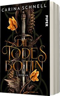 Das Buchcover zeigt eine stilisierte Darstellung mit dunklem Hintergrund, auf dem ein elegantes Schwert zentral positioniert ist. Umgeben von goldenen Blättern und floralen Elementen wirken diese in warmen Gelbtönen. Der Titel „Die Todesbotin“ ist in geschwungener, goldener Schrift in der Mitte platziert, während der Name der Autorin „Carina Schnell“ oben in klarer, weißer Typografie steht. Das Verlagslogo „PIPER“ befindet sich vertikal am rechten Rand.