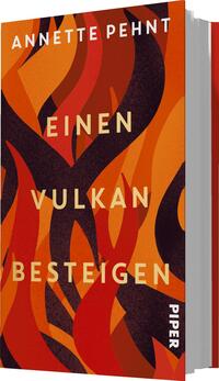 Das Buchcover zeigt ein intensives, abstraktes Design mit flammenden Rot-, Orange- und Schwarznuancen, die an vulkanische Lava erinnern. Der Titel „EINEN VULKAN BESTEIGEN“ ist in großen, auffälligen, weißen Buchstaben zentral platziert, während der Name der Autorin „ANNETTE PEHNT“ oben in kleineren, goldenen Buchstaben steht. Die lebendige Farbauswahl und dynamische Formgebung vermittelt eine kraftvolle und leidenschaftliche Atmosphäre. Unten befindet sich der Verlagsname „PIPER“ in unauffälligem Weiß.