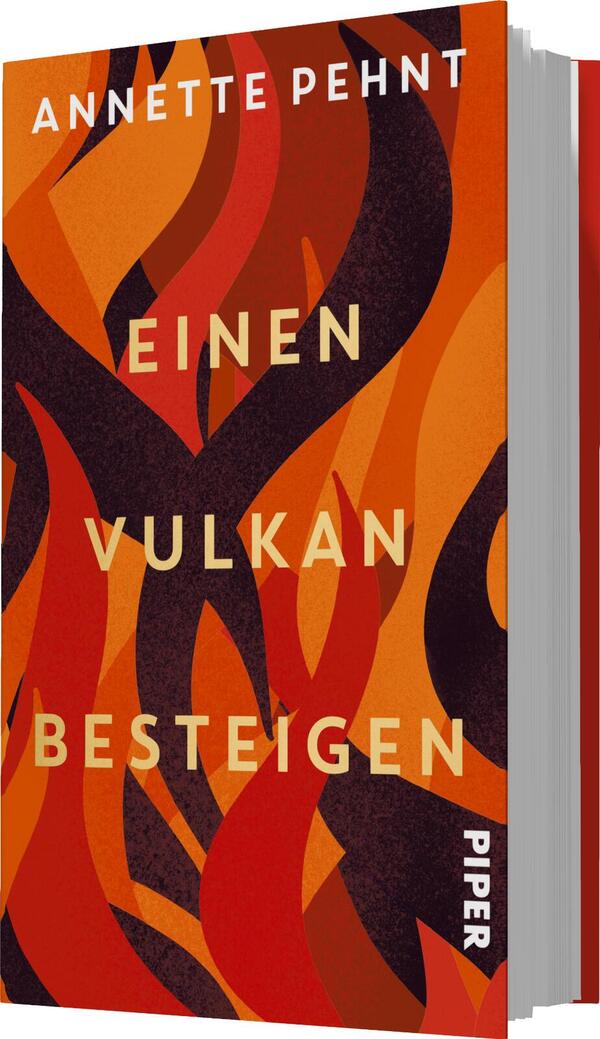Das Buchcover zeigt ein intensives, abstraktes Design mit flammenden Rot-, Orange- und Schwarznuancen, die an vulkanische Lava erinnern. Der Titel „EINEN VULKAN BESTEIGEN“ ist in großen, auffälligen, weißen Buchstaben zentral platziert, während der Name der Autorin „ANNETTE PEHNT“ oben in kleineren, goldenen Buchstaben steht. Die lebendige Farbauswahl und dynamische Formgebung vermittelt eine kraftvolle und leidenschaftliche Atmosphäre. Unten befindet sich der Verlagsname „PIPER“ in unauffälligem Weiß.