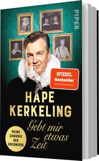 Das Buchcover zeigt Hape Kerkeling in historischem Kostüm mit weißem Kragen und freundlichem Gesichtsausdruck. Im Hintergrund sind mehrere schwarz-weiß Porträts in goldenen Rahmen angeordnet. Die Farben des Covers sind überwiegend grün und schwarz, mit goldenen Schriftzügen. Der Titel „Gebt mir etwas Zeit“ und der Autorname „Hape Kerkeling“ sind prominent platziert. Ein roter Aufkleber mit dem Text „SPIEGEL Bestseller – Jetzt als Taschenbuch“ ist in der oberen rechten Ecke sichtbar.