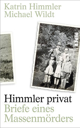 Das Buchcover zeigt eine schwarz-weiße Fotografien von einem Mann mit Hut und vier Kindern in einer ländlichen Umgebung. Der Hintergrund ist in sanften Grüntönen gehalten. Der Titel „Himmler privat“ und der Untertitel „Briefe eines Massenmörders“ sind in einer klaren, modernen Schriftart in Weiß und Grauton abgedruckt. Die Namen der Autoren, Katrin Himmler und Michael Wildt, stehen in kleinerer Schriftgröße über dem Titel. Das Verlagslogo ist in der oberen rechten Ecke platziert.