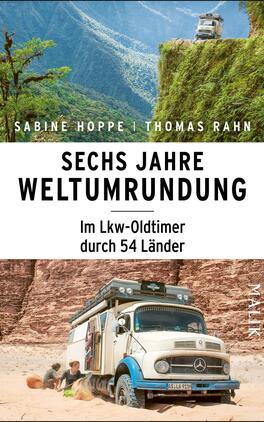 Sechs Jahre Weltumrundung Das Buchcover zeigt eine beeindruckende Landschaft mit steilen, grünen Hängen und einem klaren blauen Himmel im Hintergrund. Im Vordergrund steht ein alter Lkw, der auf einem sandigen Weg parkt. Der Titel „SECHS JAHRE WELTUMRUNDUNG“ ist in großen, schwarzen Buchstaben in der oberen Hälfte platziert, während darunter die Unterzeile „Im Lkw-Oldtimer durch 54 Länder“ in kleinerer Schrift erscheint. Die Namen der Autoren, Sabine Hoppe und Thomas Rahn, sind ebenfalls deutlich sichtbar.