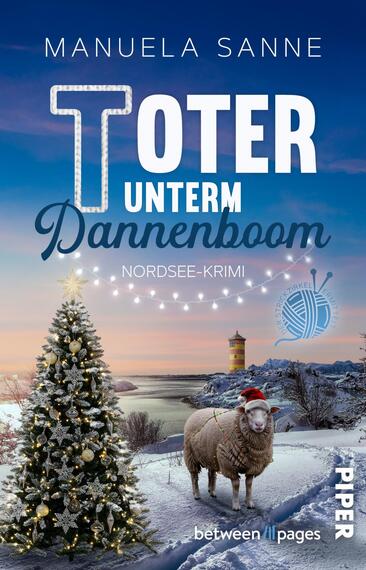 Das Buchcover zeigt eine winterliche Küstenlandschaft an der Nordsee. Im Vordergrund steht ein geschmückter Weihnachtsbaum und ein Schaf, das eine rote Mütze trägt. Im Hintergrund sind Meer und ein Leuchtturm zu erkennen, alles in sanften Blau- und Grautönen. Der Titel „Toter unterm Dannenboom“ ist in großen, weißen Buchstaben gestaltet, während „Nordsee-Krimi“ in kleinerer Schrift darunter steht. Der Autorname, Manuela Sanne, erscheint oben auf dem Cover.