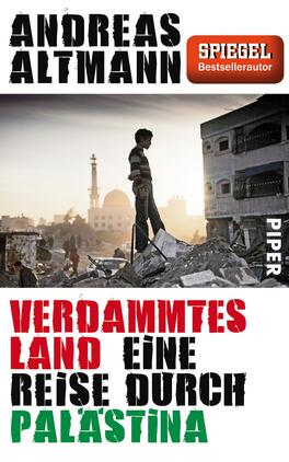 Das Buchcover zeigt eine eindringliche Szene aus einer zerstörten Stadtlandschaft, in der ein einzelner Mann in dunkler Kleidung auf Trümmern steht. Im Hintergrund sind moscheetypische Gebäude zu erkennen, die auf eine orientalische Architektur hinweisen. Der Titel „VERDAMMTES LAND“ ist in auffälligen, großen, rot und schwarz gefärbten Buchstaben gut lesbar. Darunter steht „EINE REISE DURCH PALÄSTINA“ in etwas kleinerer, schwarzer Schrift. Oben links wird der Autor Andreas Altmann erwähnt, begleitet von der Auszeichnung „Spiegel Bestsellerautor“.