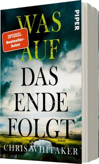 Das Buchcover zeigt eine landschaftliche Szene mit grünen Wiesen und einem Fluss, der in die Ferne führt. Der Himmel ist in sanften Blau- und Grautönen gehalten, was eine melancholische Atmosphäre erzeugt. In großen, schwarzen Buchstaben steht der Titel „WAS AUF DAS ENDE FOLGT“ über dem Fluss, während der Autorenname „CHRIS WHITAKER“ in kleinerer Schrift darunter platziert ist. Oben links befindet sich ein rotes Etikett mit der Aufschrift „SPIEGEL Bestseller-Autor“.