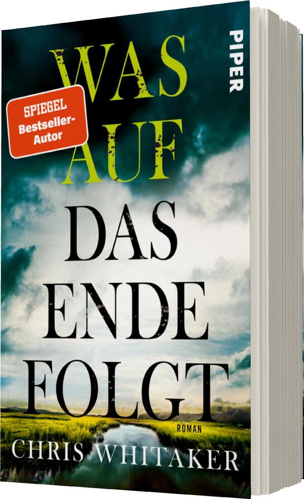 Das Buchcover zeigt eine landschaftliche Szene mit grünen Wiesen und einem Fluss, der in die Ferne führt. Der Himmel ist in sanften Blau- und Grautönen gehalten, was eine melancholische Atmosphäre erzeugt. In großen, schwarzen Buchstaben steht der Titel „WAS AUF DAS ENDE FOLGT“ über dem Fluss, während der Autorenname „CHRIS WHITAKER“ in kleinerer Schrift darunter platziert ist. Oben links befindet sich ein rotes Etikett mit der Aufschrift „SPIEGEL Bestseller-Autor“.