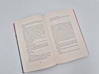 Außenansicht des Buches „Blätterrascheln in der Freitagsbuchhandlung“