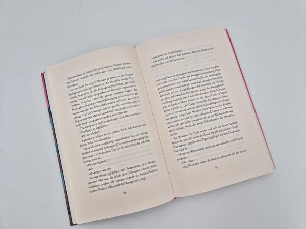 Außenansicht des Buches „Blätterrascheln in der Freitagsbuchhandlung“