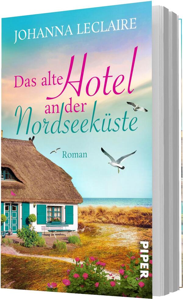 Das Buchcover zeigt ein reetgedecktes Küstenhaus links im Vordergrund, davor bunte Blumen und Dünen mit Gras, im Hintergrund ruhiges Meer und ein pastellfarbener Himmel in Rosa, Türkis und Hellgelb. Drei Möwen fliegen über dem Wasser. Die Titelschrift kombiniert eine große, pinke Kursivschrift für „Hotel“ mit türkis‑ und rosafarbenen Serifbuchstaben für „Das alte Hotel an der Nordseeküste“, oben in Weiß: Johanna Leclaire; unten kleingedruckt: „Roman“.