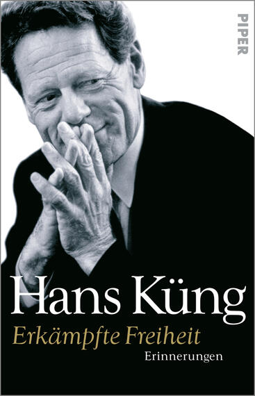 Das Buchcover zeigt ein Portrait von Hans Küng, auf dem er mit nachdenklichem Ausdruck seine Hände zusammenlegt. Der Hintergrund ist in einem sanften Grauton gehalten. Der Titel „Erkämpfte Freiheit“ ist in großen, weißen Buchstaben am unteren Rand platziert, gefolgt von dem Untertitel „Erinnerungen“ in etwas kleinerer Schriftgröße. Die Atmosphäre ist ernst und reflektierend, und der Titel vermittelt das Thema der Erinnerung und des persönlichen Kampfes.