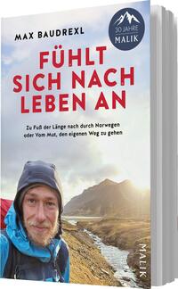 Das Buchcover zeigt einen Wanderer mit breitem Lächeln und einem blauen Kapuzenpullover, der auf einem schroffen Gelände steht. Die Farbpalette umfasst sanfte Schuhe, während der Himmel in leichten Blau- und Grautönen strahlt. Der Titel „FÜHLT SICH NACH LEBEN AN“ ist in markanter roter Schrift oben platziert, gefolgt vom Autorennamen Max Baudrex. Am oberen Rand befindet sich ein runder Hinweis „30 JAHRE MALIK“. Der Untertitel beschreibt die Reise durch Norwegen.
