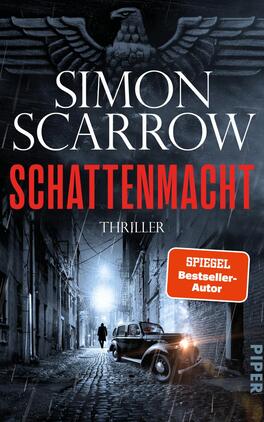 Das Buchcover zeigt eine düstere, neblige Stadtlandschaft mit alten, schmalen Gassen. Im Hintergrund ist ein Werkzeug des Regimes abgebildet, während ein Mann in einem langen Mantel von hinten sichtbar ist und auf ein altes Auto schaut. Der Titel „SCHATTENMACHT“ ist in großen, roten Buchstaben hervorgehoben, unter dem der Zusatz „THRILLER“ in Weiß steht. Oben ist der Name des Autors Simon Scarrow in Weiß platziert. Ein orangefarbener Button mit dem Text „SPIEGEL Bestseller-Autor“ gibt zusätzliche Informationen.