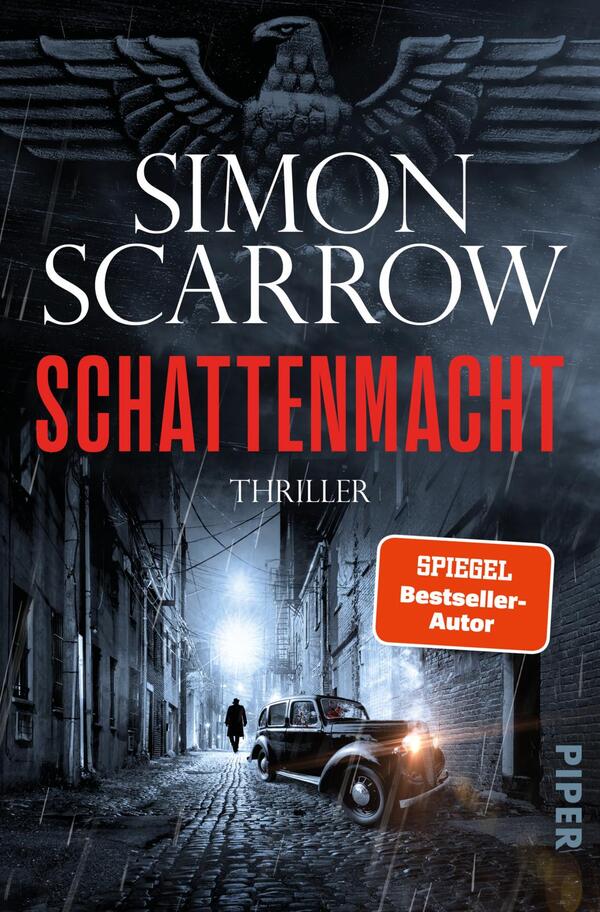 Das Buchcover zeigt eine düstere, neblige Stadtlandschaft mit alten, schmalen Gassen. Im Hintergrund ist ein Werkzeug des Regimes abgebildet, während ein Mann in einem langen Mantel von hinten sichtbar ist und auf ein altes Auto schaut. Der Titel „SCHATTENMACHT“ ist in großen, roten Buchstaben hervorgehoben, unter dem der Zusatz „THRILLER“ in Weiß steht. Oben ist der Name des Autors Simon Scarrow in Weiß platziert. Ein orangefarbener Button mit dem Text „SPIEGEL Bestseller-Autor“ gibt zusätzliche Informationen.