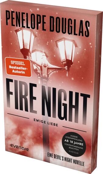 Das Buchcover zeigt eine romantische, nostalgische Szene mit zwei beleuchteten Laternen vor einem sanften, rot-häuslichen Hintergrund. Der Titel „FIRE NIGHT“ ist in auffälligen, schwarzen Großbuchstaben prominent platziert, während darunter „ewige Liebe“ in einer kleineren, eleganten Schriftart steht. Der Autorname „PENELOPE DOUGLAS“ ist in großen Buchstaben oben auf dem Cover zu sehen. Ein Hinweis im unteren Bereich verweist auf die Altersfreigabe ab 18 Jahren. Die Gesamtatmosphäre wirkt warm und einladend.