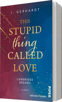 Das Buchcover zeigt einen sanften Farbverlauf von Blau über Violett zu Pink, der eine verträumte Atmosphäre schafft. In der oberen Hälfte steht der Titel „THIS STUPID thing CALLED LOVE“ in elegantem, goldfarbenem Schriftzug. Darunter befindet sich der Zusatz „CAMBRIDGE DREAMS“ in einfacher Schrift und der Hinweis „ROMAN“ in kleinerer Schrift. Die Anordnung der Texte und die Verwendung von goldenen Akzenten und Sternen im Hintergrund verleihen dem Cover eine romantische und fantasievolle Note.