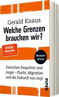 Das Buchcover zeigt eine weiße Hintergrundfläche mit kräftigen schwarzen und orangen Farbakzenten. Der Titel „Welche Grenzen brauchen wir?“ von Gerald Knaus ist in markanter, schwarzer Schrift hervorgehoben. Unter dem Titel befindet sich der Hinweis „SPIEGEL Bestseller“ in einem roten Rechteck, umrahmt von einem orangefarbenen Banner. Unten auf dem Cover steht „Zwischen Empathie und Angst – Flucht, Migration und die Zukunft von Asyl“ in einer schlichten, schwarzen Schrift. Das Wort „Vorwort“ ist in einer runden, blauen Aussparung platziert.