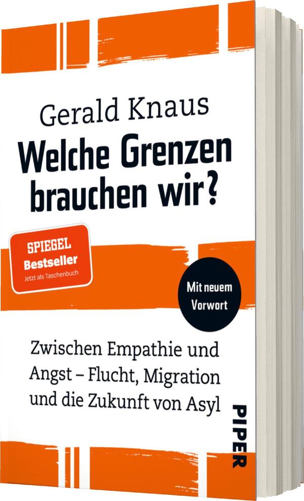 Das Buchcover zeigt eine weiße Hintergrundfläche mit kräftigen schwarzen und orangen Farbakzenten. Der Titel „Welche Grenzen brauchen wir?“ von Gerald Knaus ist in markanter, schwarzer Schrift hervorgehoben. Unter dem Titel befindet sich der Hinweis „SPIEGEL Bestseller“ in einem roten Rechteck, umrahmt von einem orangefarbenen Banner. Unten auf dem Cover steht „Zwischen Empathie und Angst – Flucht, Migration und die Zukunft von Asyl“ in einer schlichten, schwarzen Schrift. Das Wort „Vorwort“ ist in einer runden, blauen Aussparung platziert.