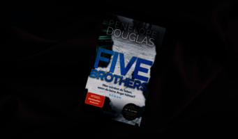 Ein Buch mit dem Titel 'Five Brothers' liegt auf einem dunklen Stoff.