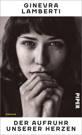 Das Buchcover zeigt ein schwarz-weißes Porträt einer jungen Frau mit dunklen Haaren, die nachdenklich die Hände vor dem Gesicht hält. Der Hintergrund ist neutral, wodurch der Fokus auf dem Ausdruck der Protagonistin liegt. Der Titel „DER AUFTRUHR UNSERER HERZEN“ ist in großer, gelber Schrift platziert, unterhalb steht der Name der Autorin „GINEVRA LAMBERTI“ in schwarzer Schrift. Im unteren Bereich befindet sich das Wort „ROMAN“ in weißer Schrift, und der Verlagsname „PIPER“ ist vertikal in weißer Schrift am rechten Rand angebracht.