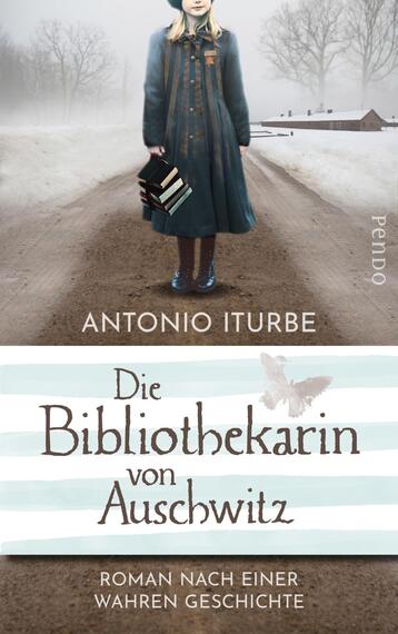 Das Buchcover zeigt ein Mädchen in einem blauen Mantel, das auf einem schmalen Weg steht, umgeben von einer trostlosen Landschaft. In ihren Händen hält sie mehrere Bücher. Der Hintergrund ist in Grautönen gehalten und vermittelt eine melancholische, düstere Atmosphäre. Am unteren Rand des Covers steht in eleganter, geschwungener Schrift der Titel „Die Bibliothekarin von Auschwitz“ sowie der Untertitel „Roman nach einer wahren Geschichte“. Der Urheber, Antonio Iturbe, ist ebenfalls vermerkt.