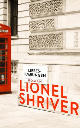 Das Buchcover zeigt eine stilisierte Außenansicht eines Gebäudes mit einer auffälligen roten Telefonzelle im Vordergrund. Der Schriftzug „LIEBES-PAARINGEN“ ist in eleganter, grauer Typografie auf einem weißen Schild platziert, darunter steht in kräftigen roten Buchstaben der Name „LIONEL SHRIVER“. Die Farben des Covers sind überwiegend in Grautönen gehalten, mit dem starken Kontrast von Rot, was eine lebendige und ansprechende Atmosphäre schafft.
