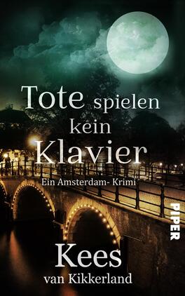 Das Buchcover zeigt eine düstere amsterdamer Kulisse mit einem beleuchteten Brückenszenario bei Nacht. Im Hintergrund ist eine große, mondartige Erscheinung zu sehen, die durch verstreute Wolken verdeckt ist. Der Titel „Tote spielen kein Klavier“ ist in auffälliger, weißer Schrift platziert, während der Zusatz „Ein Amsterdam-Krimi“ darunter steht. Der Autor „Kees van Kikkerland“ ist ebenfalls in einer klaren Schriftart dargestellt. Die Farben sind vorwiegend in dunklen Blau- und Grautönen gehalten, was eine geheimnisvolle Atmosphäre schafft.