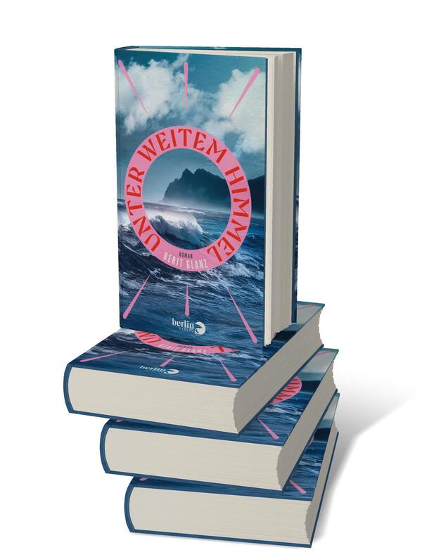 Bücherstapel des Buches „Unter weitem Himmel“