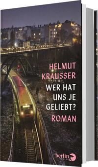 Das Buchcover zeigt eine nächtliche Stadtlandschaft mit einer beleuchteten Brücke im Hintergrund und einem Zug, der auf den Schienen fährt. Dominierende Farben sind dunkle Töne mit leuchtendem Pink für den Titel. Der Schriftzug „HELMT KRAUSSER“ ist in pinker Schrift oben platziert, gefolgt vom Titel „WER HAT UNS JE GELIEBT?“ in großer, fetter Schrift. Unten steht das Wort „ROMAN“ in pink. Das Cover vermittelt eine melancholische und nachdenkliche Atmosphäre.