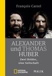 Das Buchcover zeigt ein Porträt von zwei Männern mit langen, dunklen Haaren und Bärten, die direkt in die Kamera blicken. Der Hintergrund ist in einem dunklen Grauton gehalten. Die Titelzeile „ALEXANDER und THOMAS HUBER“ erscheint in großen, weißen Buchstaben, während der Untertitel „Zwei Brüder, eine Seilschaft“ darüber in einer kleineren Schriftgröße positioniert ist. Oben links steht der Name des Autors „François Carrel“ in einer schlichten Schrift. In der linken oberen Ecke befindet sich ein gelber vertikaler Balken.