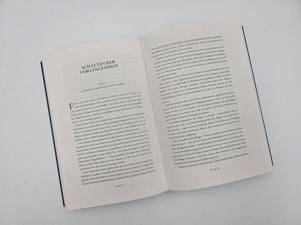 Außenansicht des Buches „Bote der Finsternis“