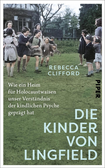 Das Buchcover zeigt ein altes Farbfoto von spielenden Kindern auf einem grasbewachsenen Hof, im Hintergrund ein Haus und Bäume; die Bildtöne sind gedämpft grünlich und braun. Mittig oben steht der Autorenname „Rebecca Clifford“ in weißer Großschrift, links in weißer Serifenschrift der Untertitel, unten rechts groß und hellblau der Titel „Die Kinder von Lingfield“. Rechtsrand senkrecht schwarz das Wort „PIPER“. Atmosphärisch nostalgisch und nachdenklich.