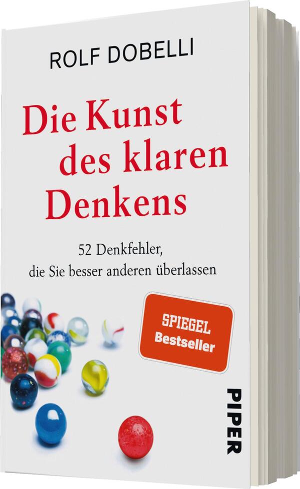 Das Buchcover zeigt einen hellen Hintergrund, auf dem bunte Murmeln in verschiedenen Farben und Größen angeordnet sind. Der Titel „Die Kunst des klaren Denkens“ steht in großer roter Schrift, gefolgt von der Unterzeile „52 Denkfehler, die Sie besser anderen überlassen“ in kleinerer Schrift. Am oberen Rand ist der Autor „Rolf Dobelli“ in Schwarz platziert. In der unteren rechten Ecke befindet sich ein rotes Kästchen mit dem Text „SPIEGEL Bestseller“. Das Verlagslogo „PIPER“ ist in Weiß am Fuß des Covers abgebildet.