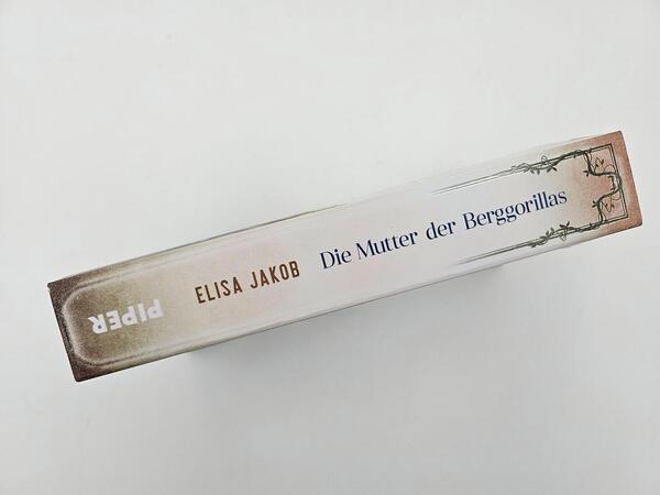 Innenansicht des Buches „Die Mutter der Berggorillas“