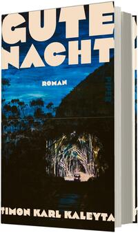 Das Buchcover zeigt eine nächtliche Landschaft in Blau- und Schwarztönen mit großflächiger, gedrungener Titelschrift „GUTE NACHT“ in hellem Creme oben. In der Bildmitte ein heller Lichtkreis, der unter dichtem Blätterdach einen kleinen, beleuchteten Wagen oder Tunnelöffnung erhellt. Der Schriftzug „ROMAN“ erscheint kleiner mittig, der Autorname „Simon Karl Kaleyta“ steht am unteren Rand in gleicher Cremefarbe. Atmosphäre: geheimnisvoll, leicht unheimlich.