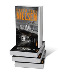 Bücherstapel des Buches „Niemand sieht dich“