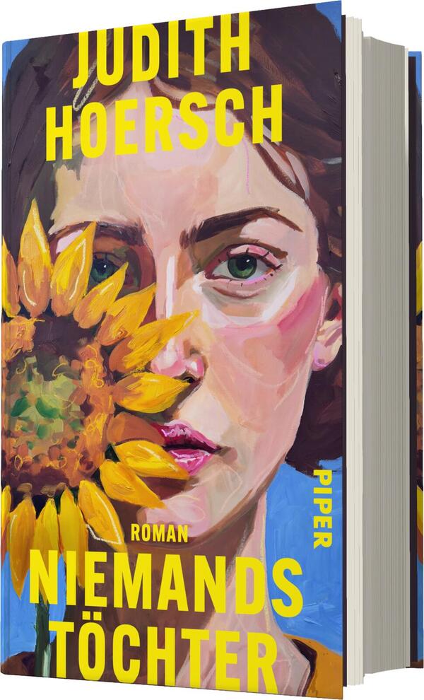 Das Buchcover zeigt ein Porträt einer jungen Frau mit langen, braunen Haaren, die eine nachdenkliche Miene hat. Ihr Gesicht wird teilweise von einer großen, leuchtenden Sonnenblume verdeckt, die im Vordergrund steht. Der Hintergrund ist in sanften, warmen Farben gehalten, während der Titel „Niemandstöchter“ und der Name der Autorin „Judith Hoersch“ in kräftigem Gelb auf dem Cover platziert sind. Der Verlag „Piper“ ist am unteren Rand des Covers eingeblendet.