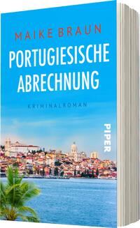 Das Buchcover zeigt einen strahlend blauen Himmel über einer malerischen Stadtansicht mit bunten Häusern und einer Küstenlinie. Im Vordergrund sind grünen Palmen zu sehen. Der Titel „Portugiesische Abrechnung“ ist groß und in weißen Blockbuchstaben platziert, während der Name der Autorin „Maike Braun“ in roten Buchstaben darüber steht. Der Hinweis „Kriminalroman“ ist in kleinerer Schrift gehalten. Das Verlagslogo „Piper“ befindet sich unten rechts in weißer Schrift.