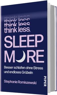 Das Buchcover zeigt einen dunkelblauen Hintergrund mit mehrfach hellrosa, teils verwaschen wiederholtem Schriftzug „think less“ oben. Mittig dominieren großflächig die hellrosa, serifenlose Großbuchstaben „SLEEP MORE“, wobei ein weißer Mondsichel die O‑Form in „MORE“ bildet. Darunter steht in weißer, schlichter Typografie der Untertitel „Besser schlafen ohne Stress und endloses Grübeln“. In hellrosa unten links der Name Stephanie Romiszewski. Ruhige, minimalistische Atmosphäre.