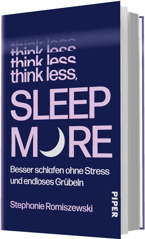 Das Buchcover zeigt einen dunkelblauen Hintergrund mit mehrfach hellrosa, teils verwaschen wiederholtem Schriftzug „think less“ oben. Mittig dominieren großflächig die hellrosa, serifenlose Großbuchstaben „SLEEP MORE“, wobei ein weißer Mondsichel die O‑Form in „MORE“ bildet. Darunter steht in weißer, schlichter Typografie der Untertitel „Besser schlafen ohne Stress und endloses Grübeln“. In hellrosa unten links der Name Stephanie Romiszewski. Ruhige, minimalistische Atmosphäre.