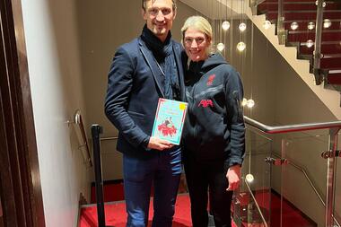 Mona Nemmer mit Sami Hyypiä und ihrem Buch „Essen wie die Champions“