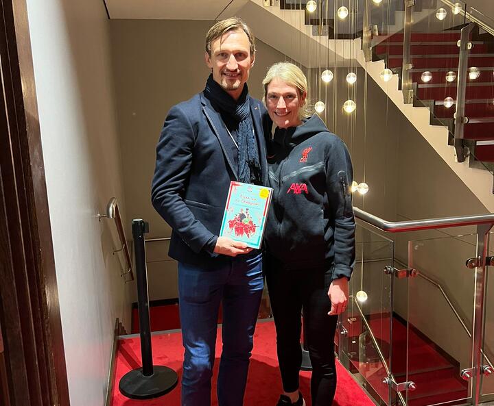 Mona Nemmer mit Sami Hyypiä und ihrem Buch „Essen wie die Champions“