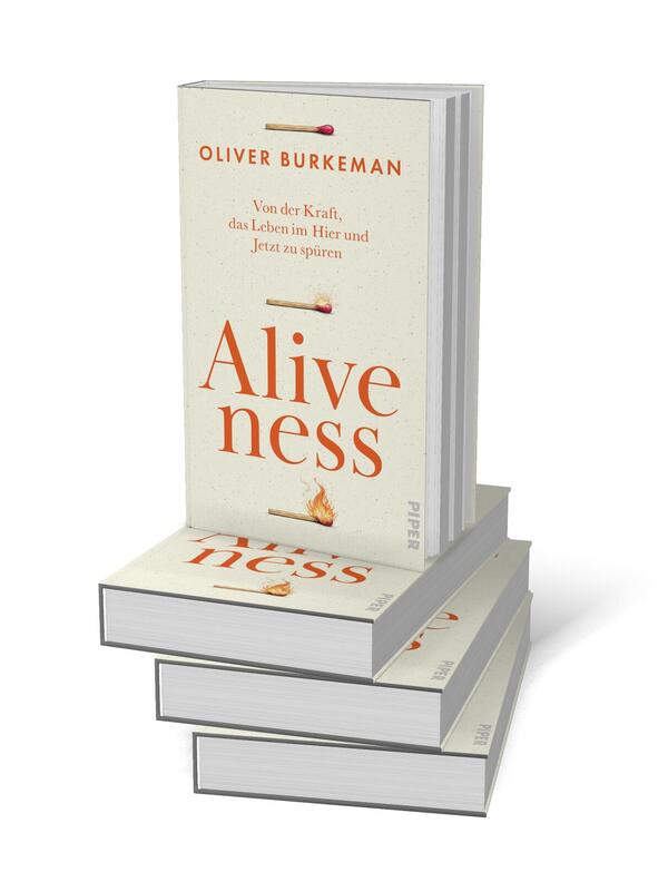 Bücherstapel des Buches „ALIVENESS“