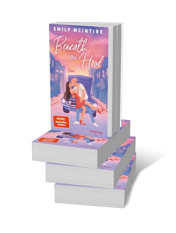 Bücherstapel des Buches „Beneath the Hood“