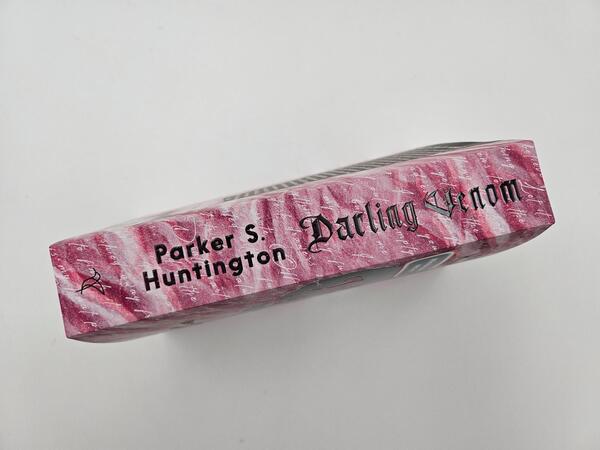 Außenansicht des Buches „Darling Venom – Ihre Liebe ist sein Lieblingsgift“